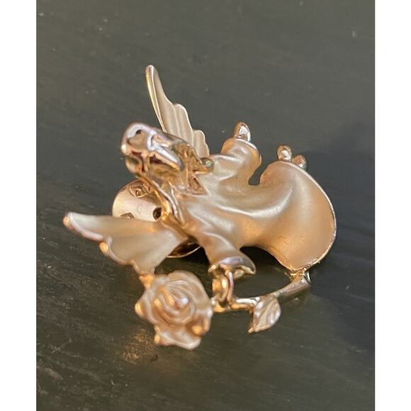 Vintage Gigi Giusti Brushed Goldtone Angel With Rose Lapel Hat Vest Sweater Pin - Picture 3 of 5
